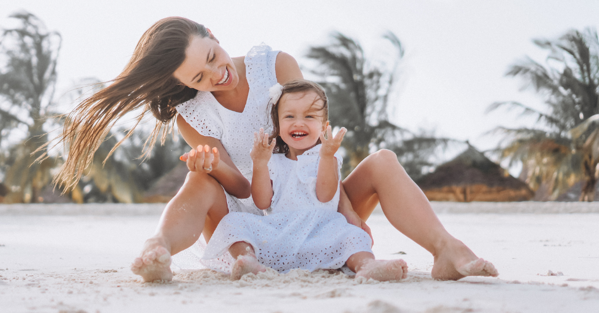 Mama i ćerka na plaži